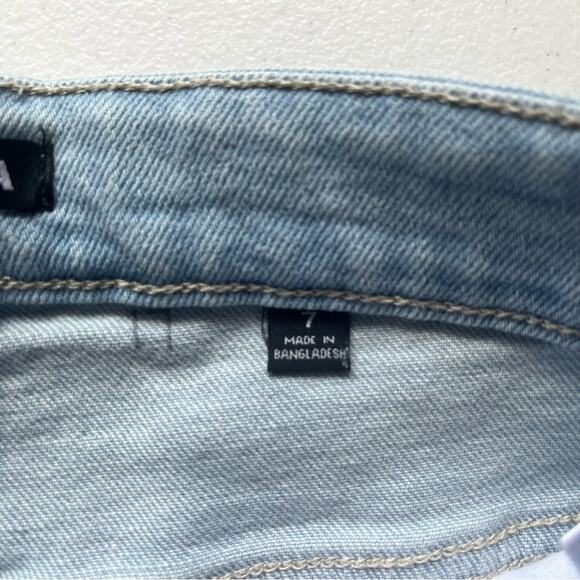 Fashion NOVA Light Wash Distressed Jean Jeggings Size 7 - Picture 4 of 13